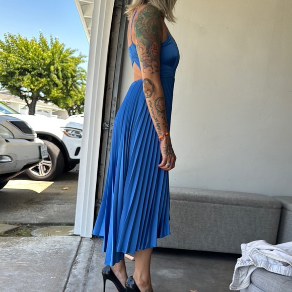 Elegant Blue Pleated Dress - Picture 2 of 5